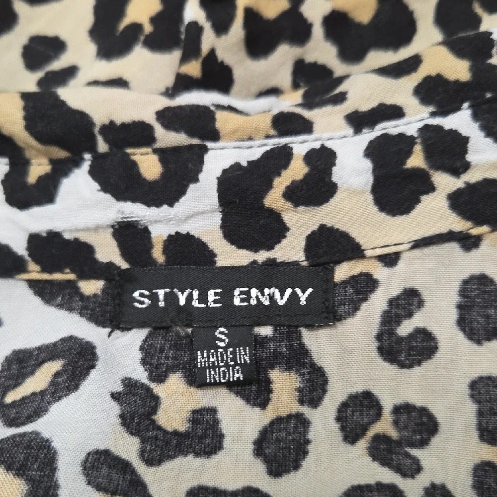 Style Envy Leopard Print Button-Down Shirt Small Sz [1143]